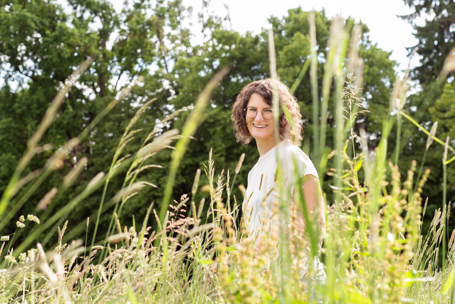 Portrait von Alicia in der Wiese
