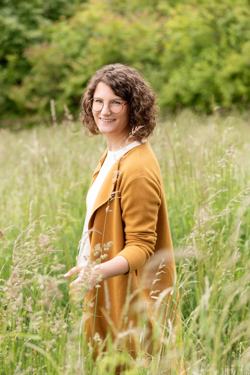 Portrait von Alicia in der Wiese