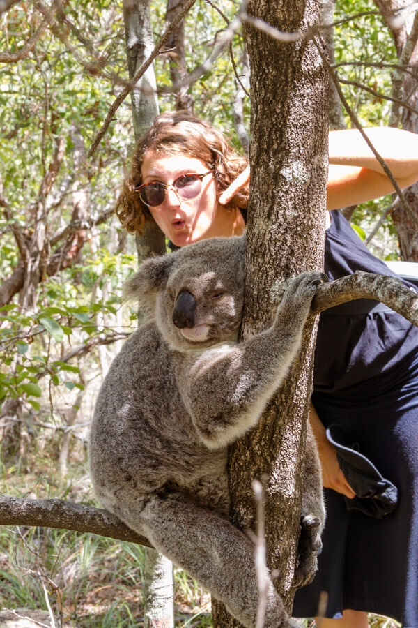Fotografin Alicia gemeinsam mit einem schlafenden Koala