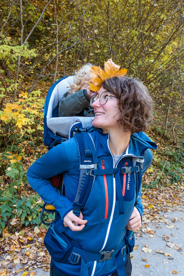 Familienfotografin - Alicia fotografiert - aus Graz beim herbstlichen Ausflug mit Kind in der Kraxe