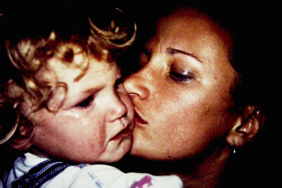 Mama gibt mir als Kleinkind ein Bussi