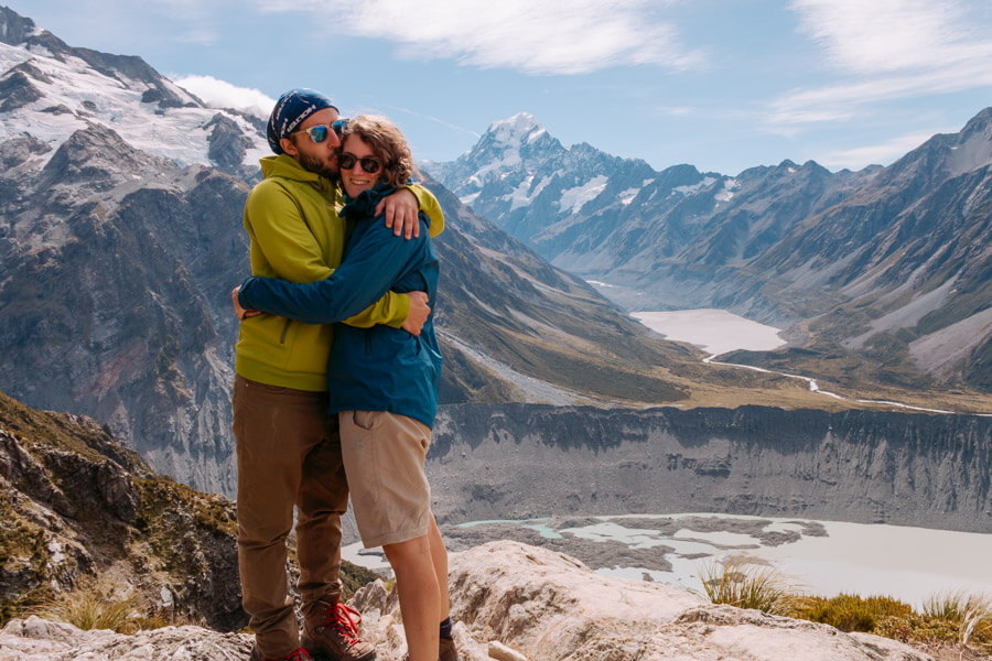 Fotografin mit Partner in Neuseelands Bergen auf inspirierender Fotoreise